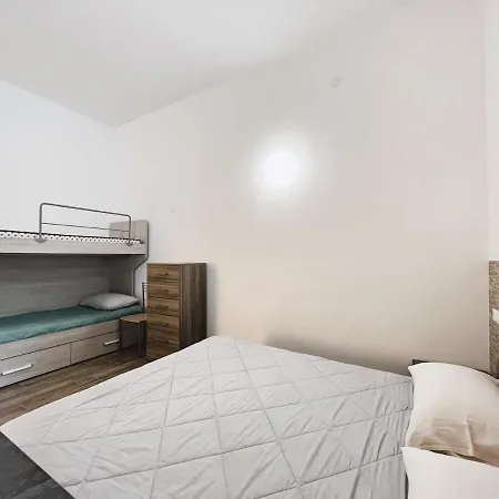 Monolocale Con Posto Auto Λεβάντο